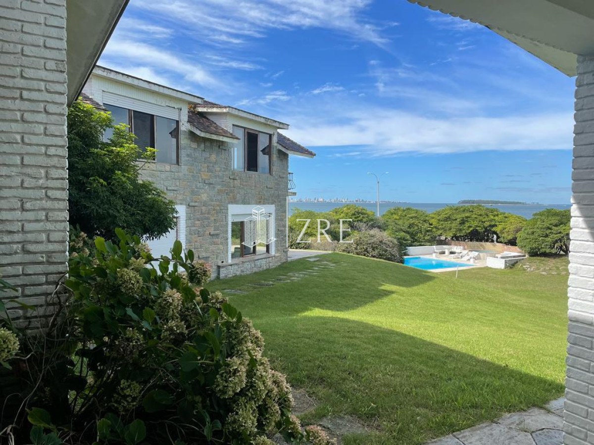 Casa ID.213 - Venta casa 5 dormitorios primera linea playa mansa Punta del Este 