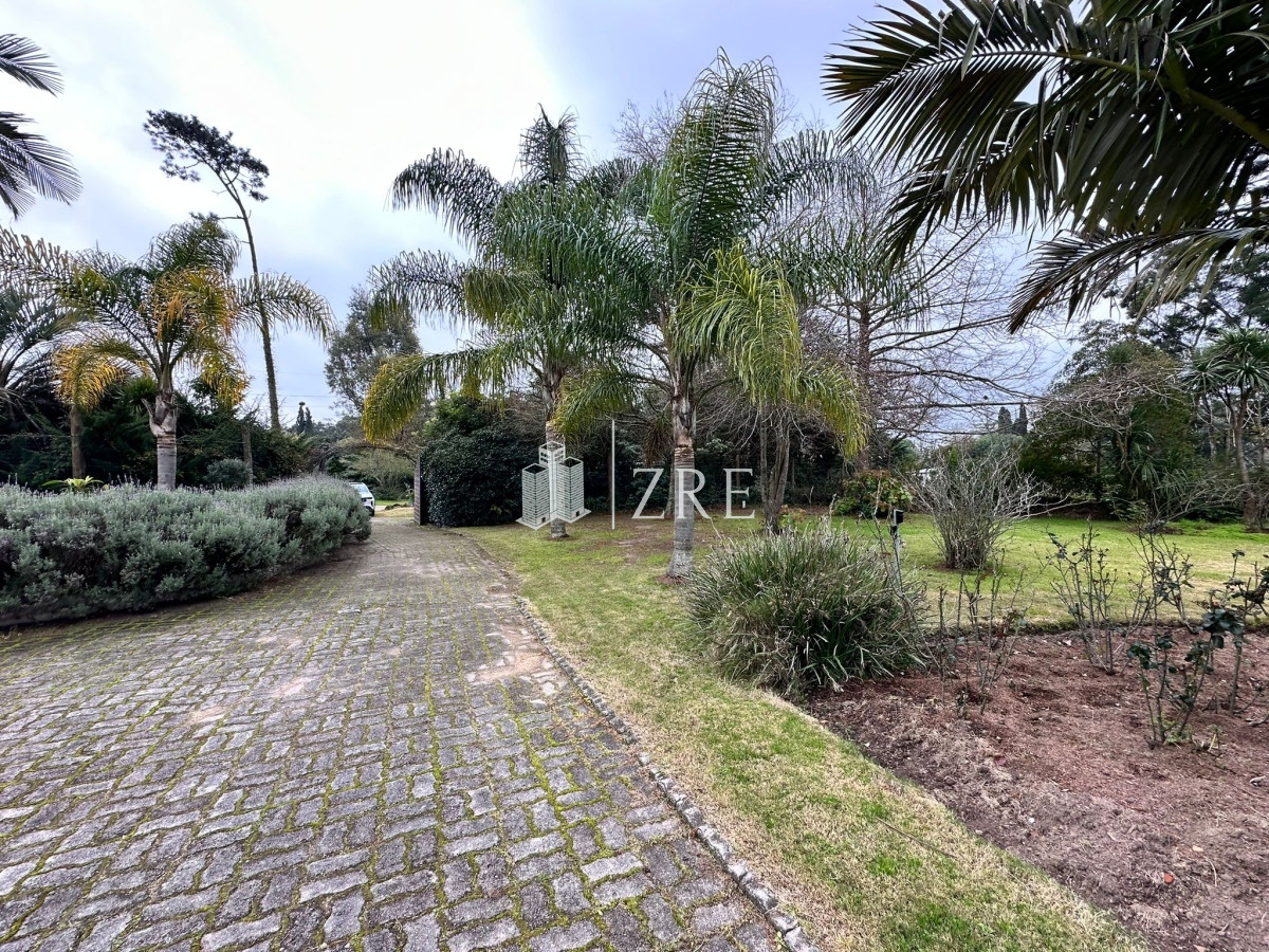 Casa ID.706 - Venta espectacular casa Punta del Este, Golf - 4 dormitorios con piscina y gran parque