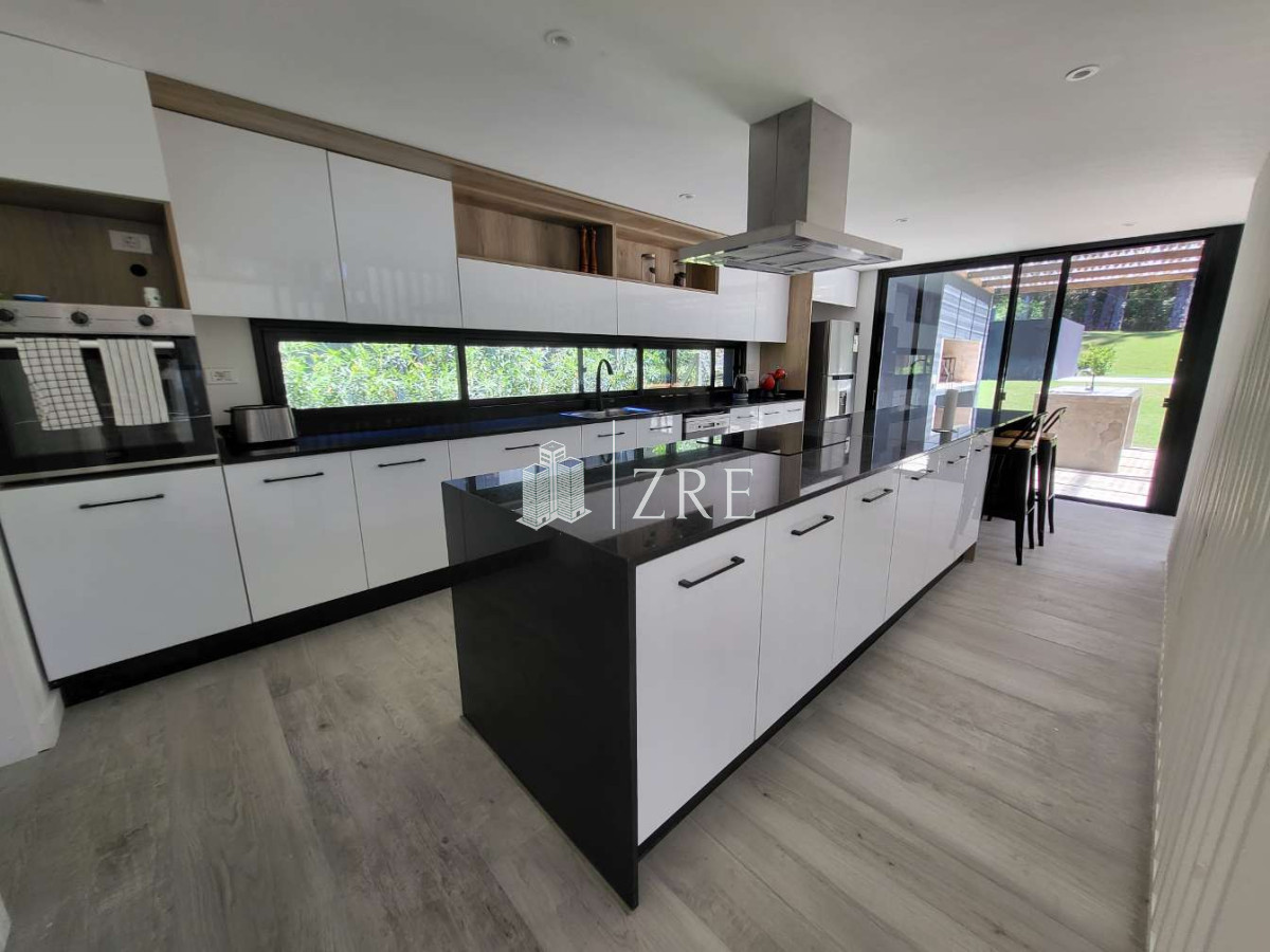 Casa ID.708 - Venta casa 4 dormitorios. Playa Brava, Punta del Este 