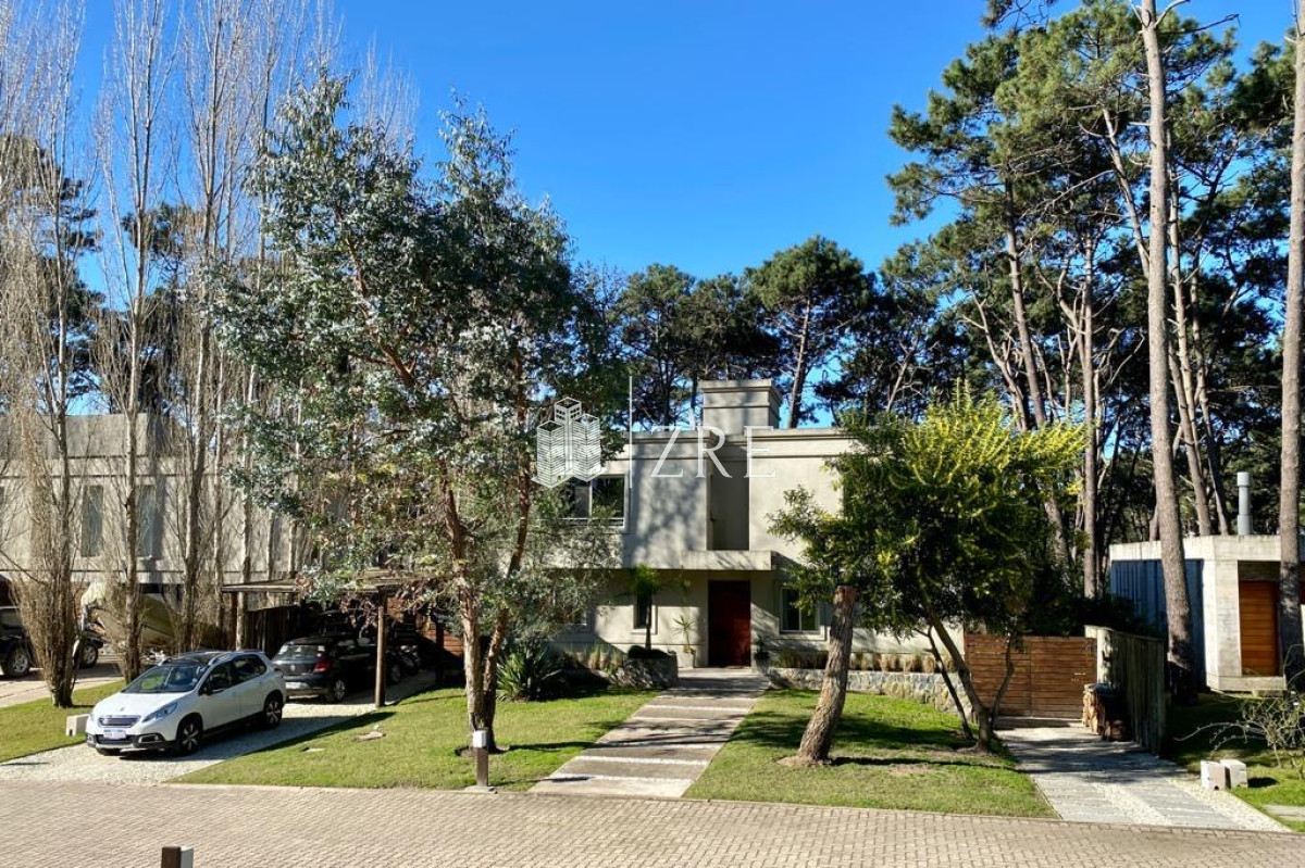 Casa ID.649 - Venta casa cuatro dormitorios. Playa Brava, Punta del este