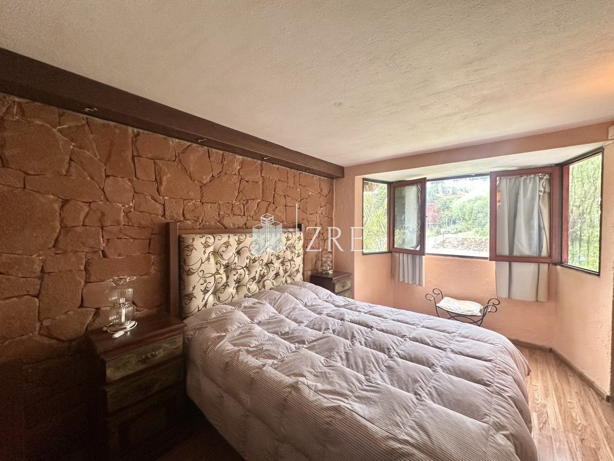 Casa ID.797 - Venta Casa Quincho - 4 Dormitorios + Pileta 