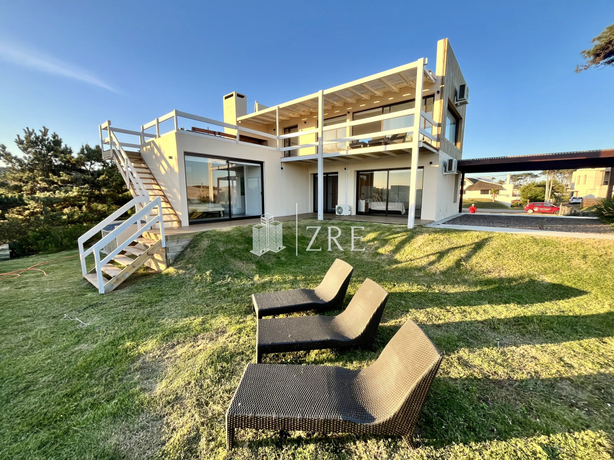 Casa ID.592 - Venta casa frente al mar con piscina 