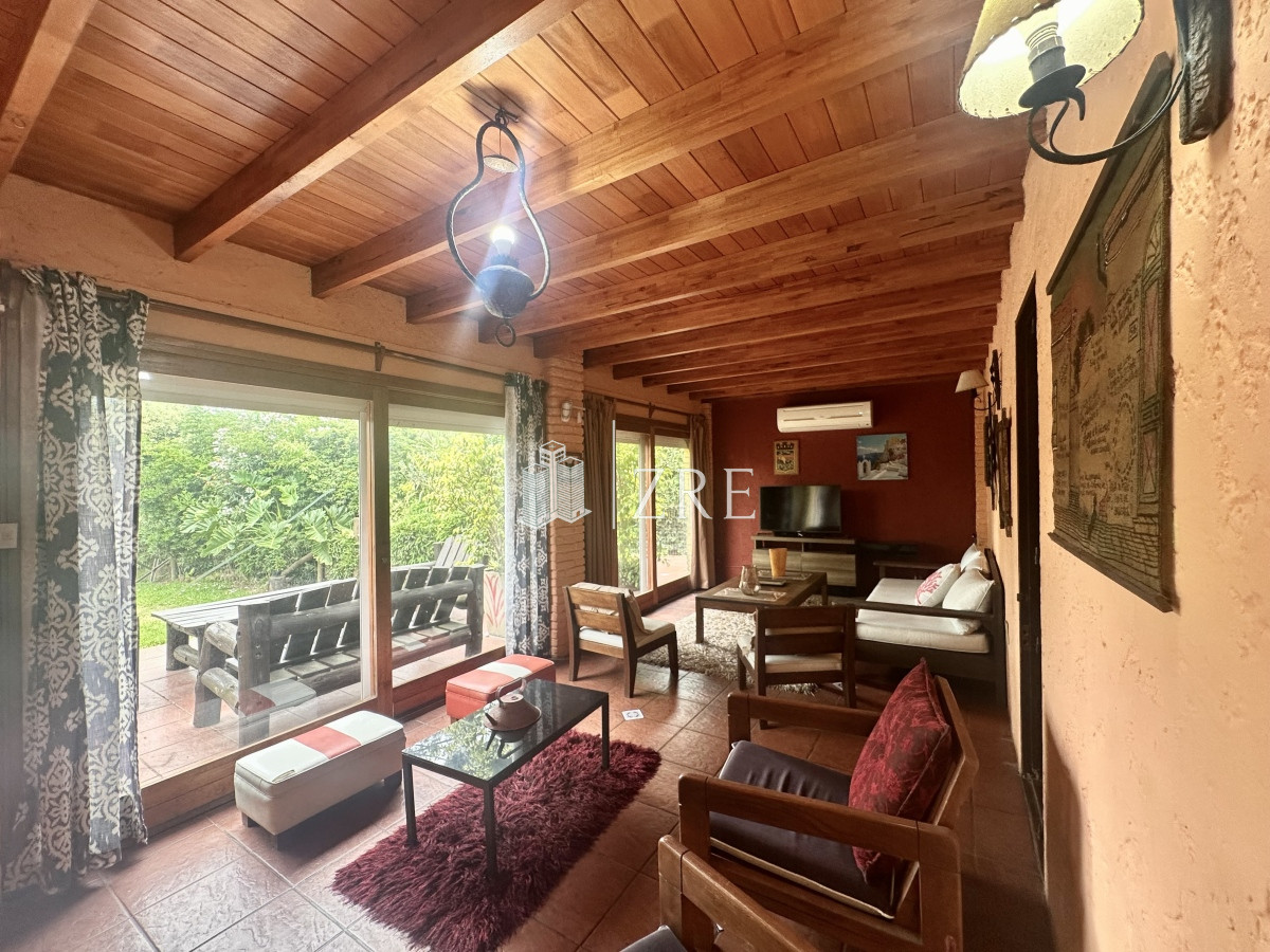 Casa ID.797 - Venta Casa Quincho - 4 Dormitorios + Pileta 