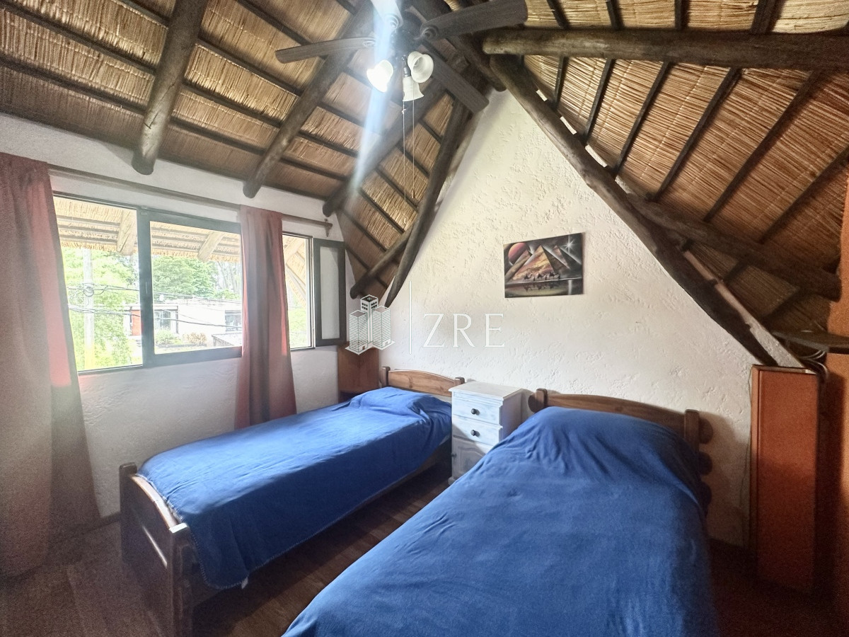 Casa ID.797 - Venta Casa Quincho - 4 Dormitorios + Pileta 