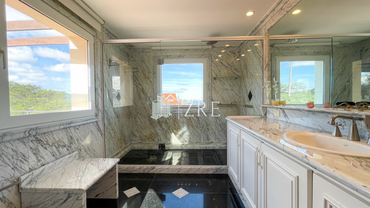 Casa ID.283 - Venta casa 10 dormitorios playa mansa Punta del Este