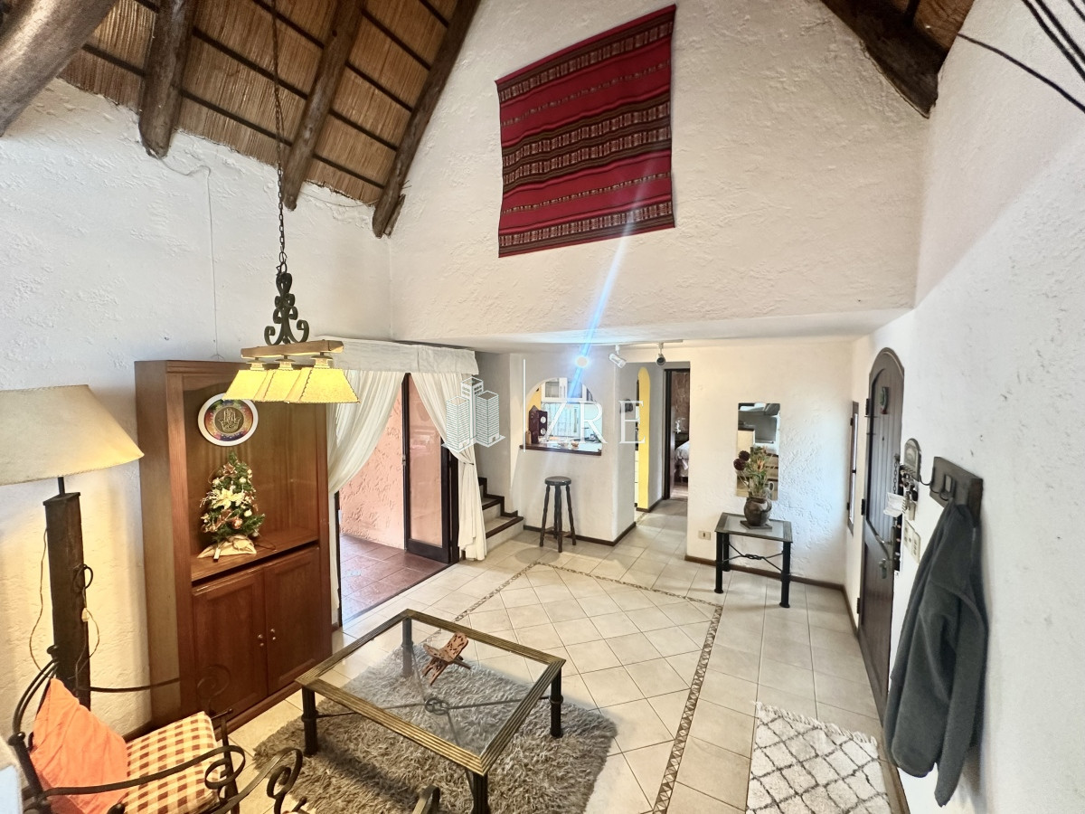 Casa ID.797 - Venta Casa Quincho - 4 Dormitorios + Pileta 