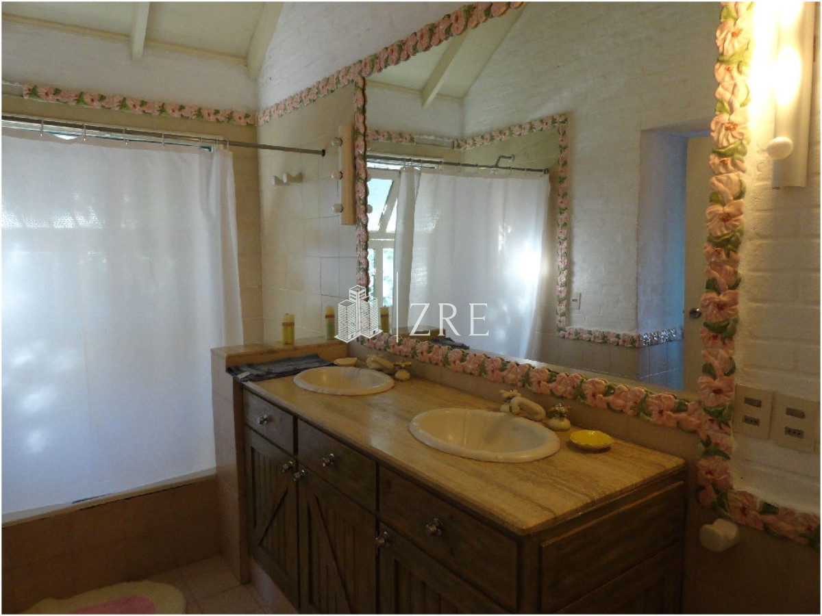 Casa ID.397 - Venta y alquiler Casa en Zona de playa mansa, a 50 ms del mar. Punta del Este. 