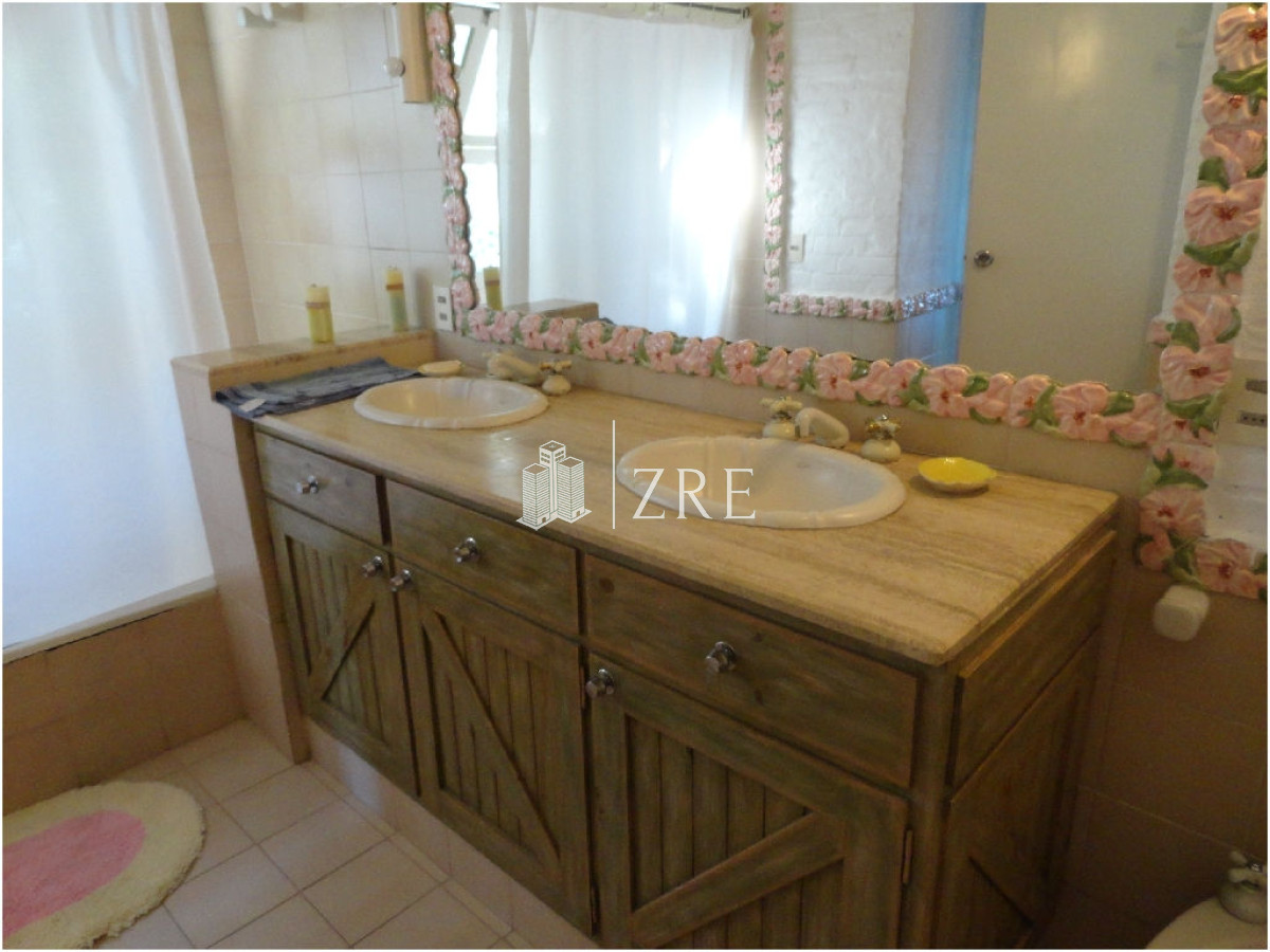 Casa ID.397 - Venta y alquiler Casa en Zona de playa mansa, a 50 ms del mar. Punta del Este. 
