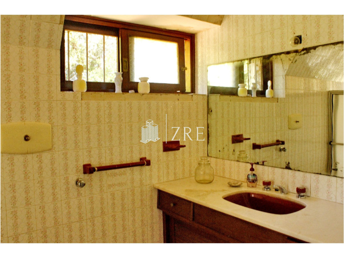 Casa ID.398 - Venta casa 5 dormitorios con piscina, primeras paradas playa mansa a 300 m del mar, Punta del Este.