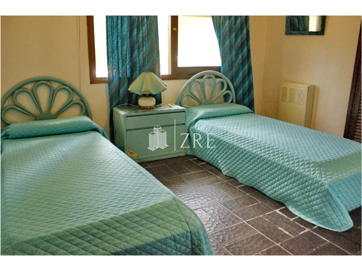 Casa ID.398 - Venta casa 5 dormitorios con piscina, primeras paradas playa mansa a 300 m del mar, Punta del Este.