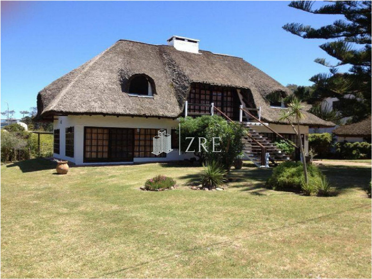 Casa ID.399 - CASA EN VENTA Y ALQUILER!!!    Ubicado en pinares a solo 100m del mar