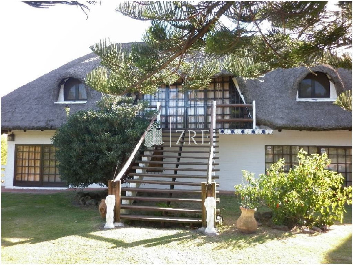Casa ID.399 - CASA EN VENTA Y ALQUILER!!!    Ubicado en pinares a solo 100m del mar