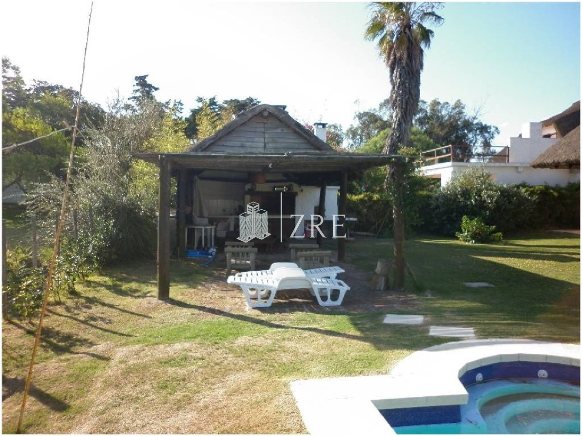 Casa ID.399 - CASA EN VENTA Y ALQUILER!!!    Ubicado en pinares a solo 100m del mar