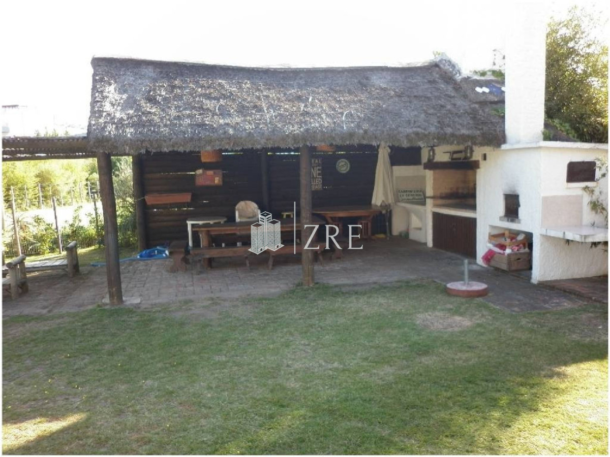 Casa ID.399 - CASA EN VENTA Y ALQUILER!!!    Ubicado en pinares a solo 100m del mar