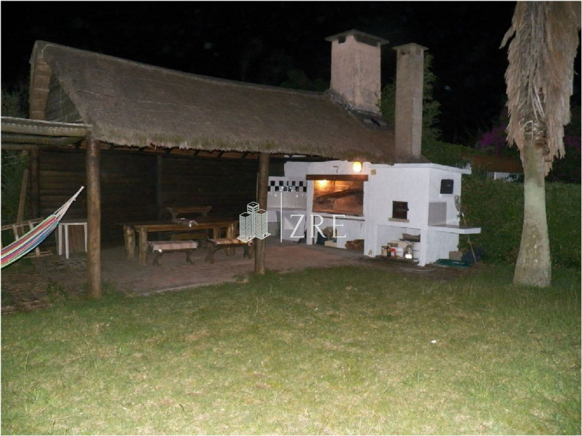 Casa ID.399 - CASA EN VENTA Y ALQUILER!!!    Ubicado en pinares a solo 100m del mar