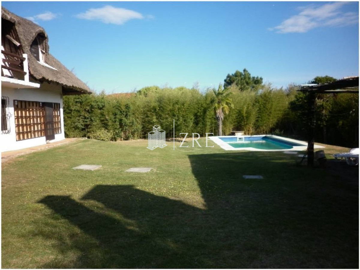 Casa ID.399 - CASA EN VENTA Y ALQUILER!!!    Ubicado en pinares a solo 100m del mar