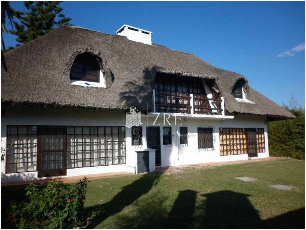 Casa ID.399 - CASA EN VENTA Y ALQUILER!!!    Ubicado en pinares a solo 100m del mar