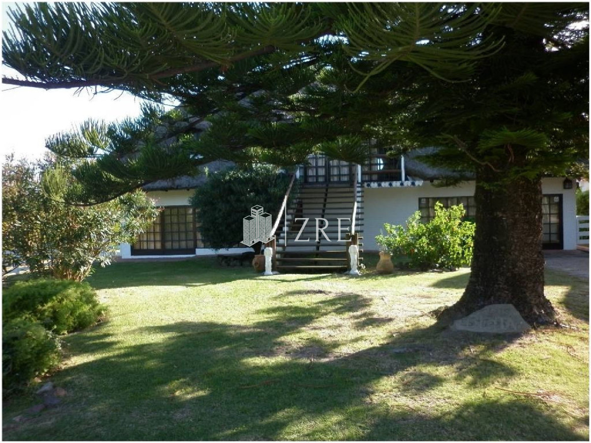Casa ID.399 - CASA EN VENTA Y ALQUILER!!!    Ubicado en pinares a solo 100m del mar