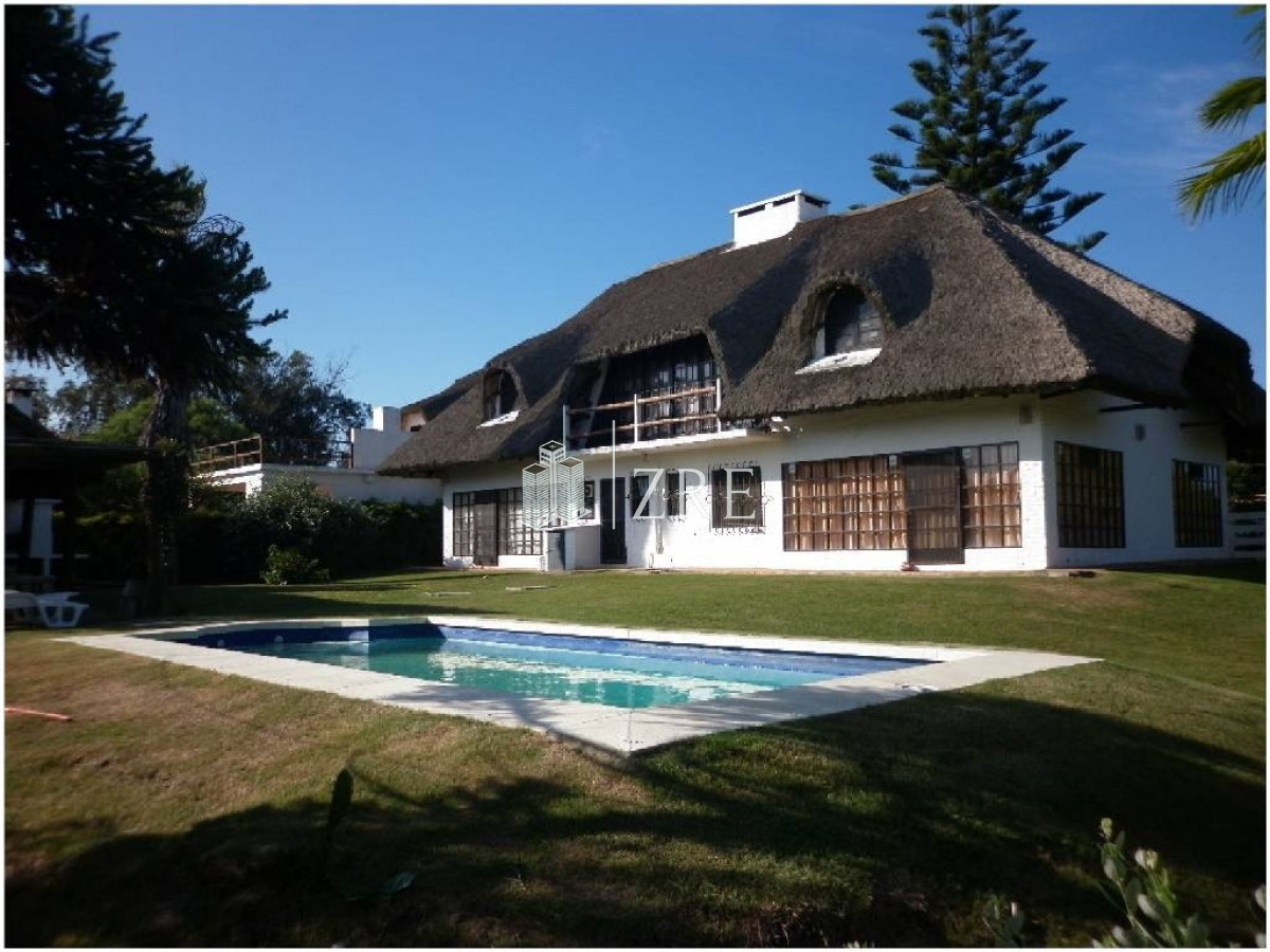 Casa ID.399 - CASA EN VENTA Y ALQUILER!!!    Ubicado en pinares a solo 100m del mar