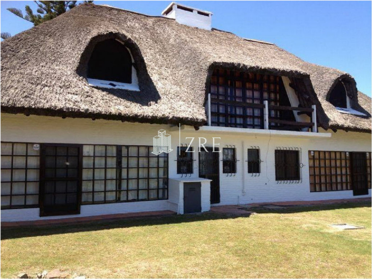 Casa ID.399 - CASA EN VENTA Y ALQUILER!!!    Ubicado en pinares a solo 100m del mar