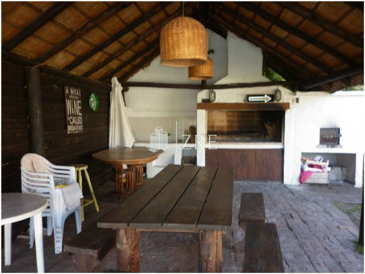 Casa ID.399 - CASA EN VENTA Y ALQUILER!!!    Ubicado en pinares a solo 100m del mar