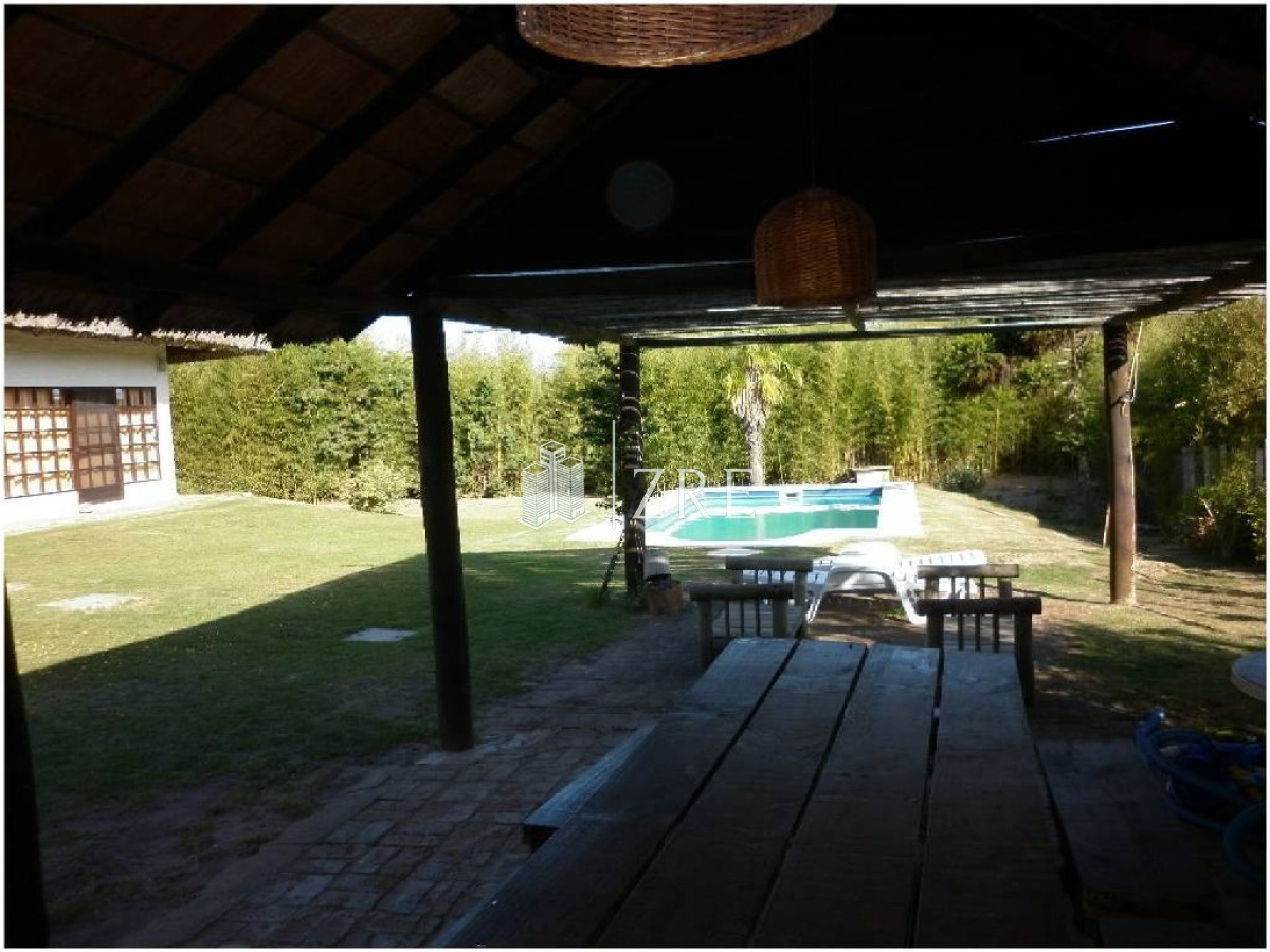 Casa ID.399 - CASA EN VENTA Y ALQUILER!!!    Ubicado en pinares a solo 100m del mar