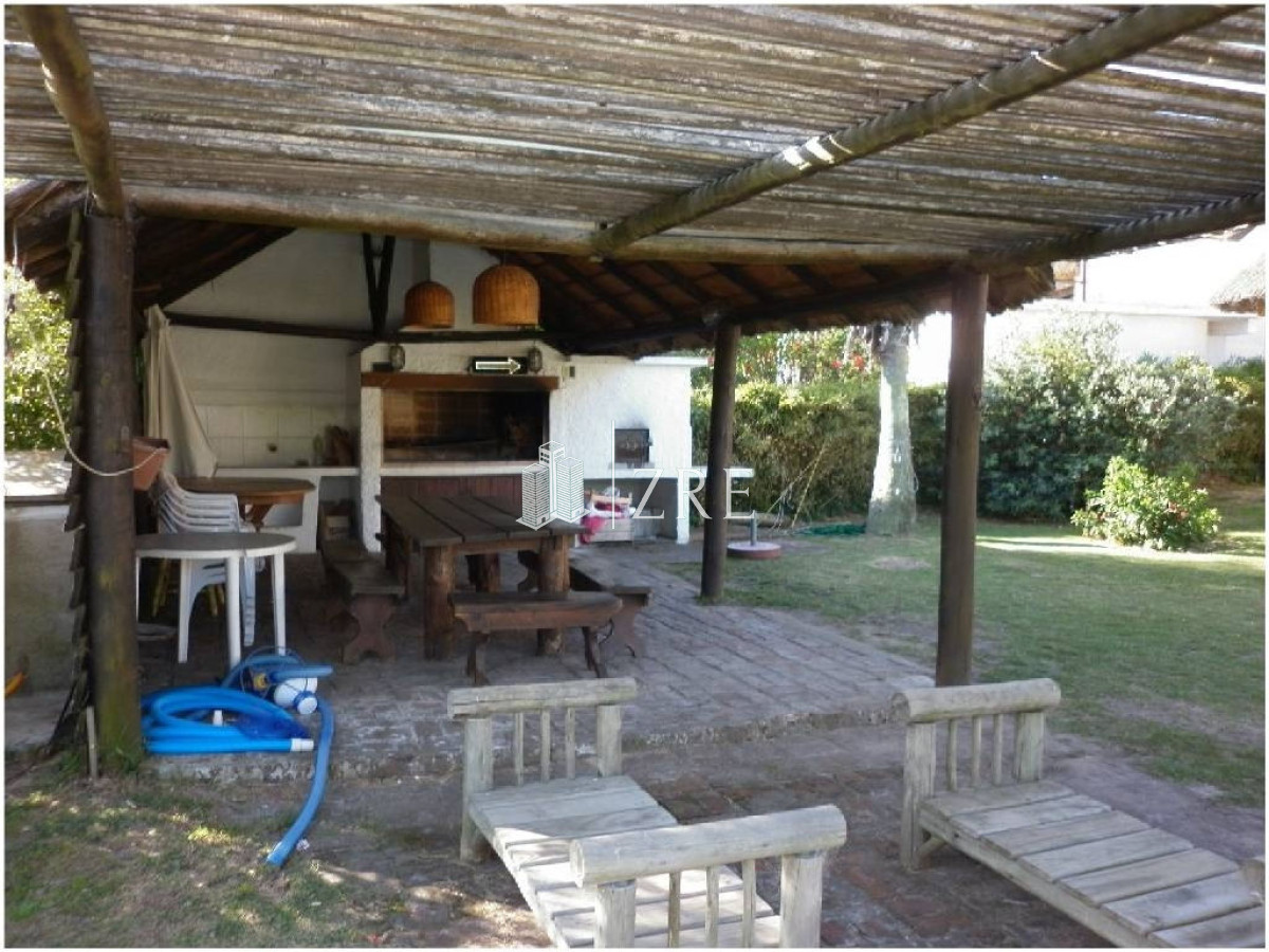 Casa ID.399 - CASA EN VENTA Y ALQUILER!!!    Ubicado en pinares a solo 100m del mar