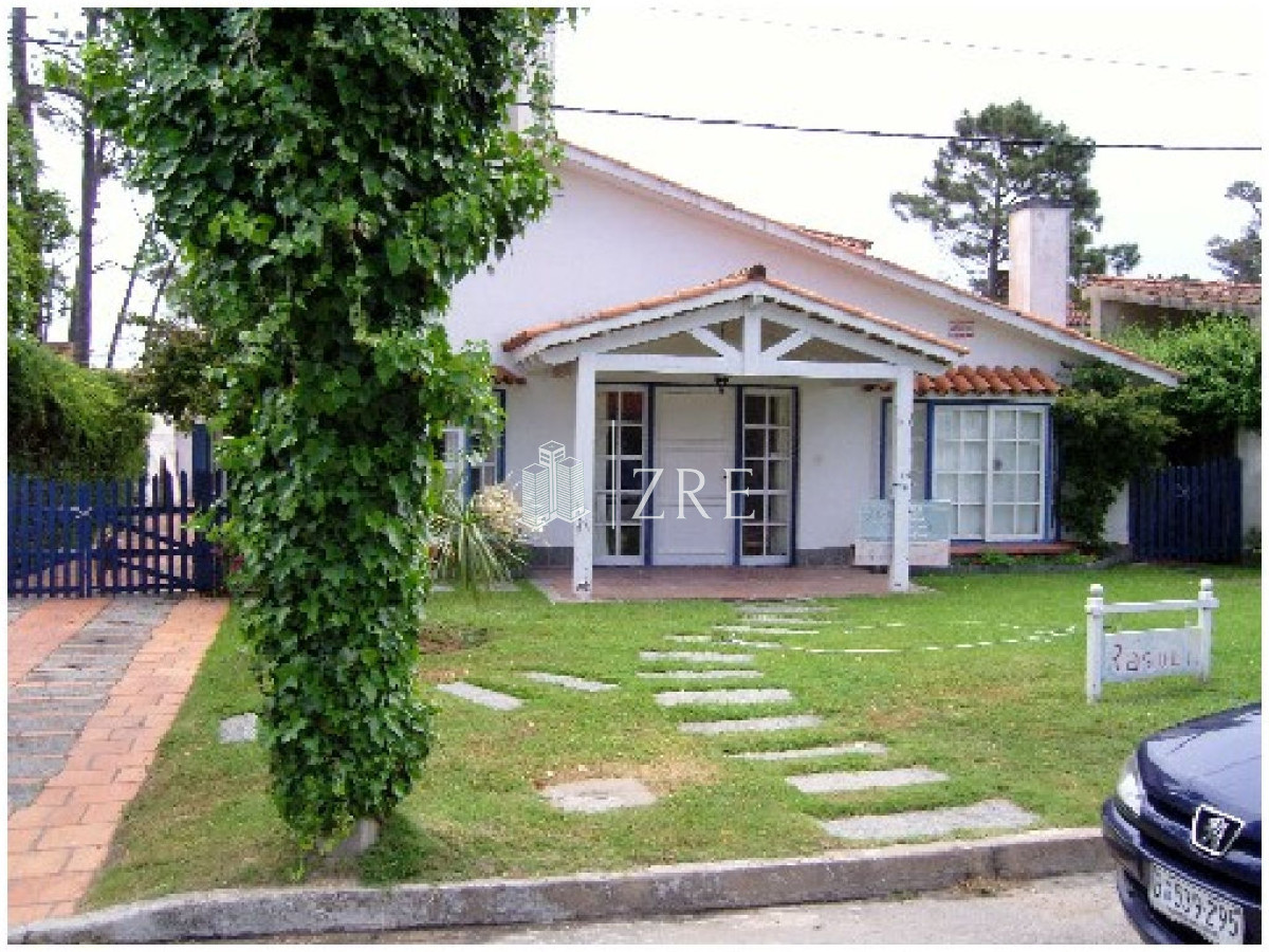 Casa ID.405 - Venta casa a dos cuadras del mar, Playa mansa - Punta del Este.