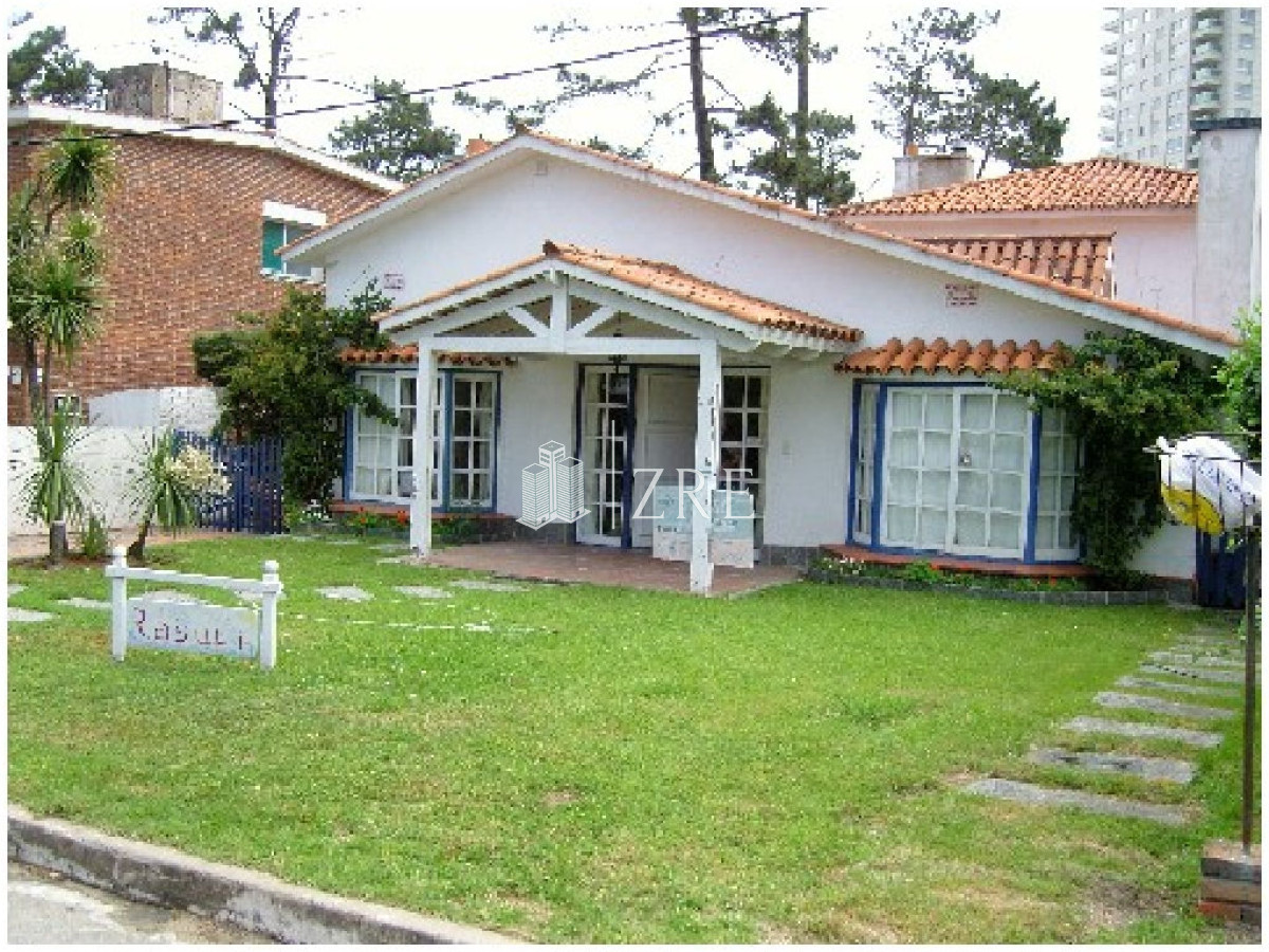 Casa ID.405 - Venta casa a dos cuadras del mar, Playa mansa - Punta del Este.