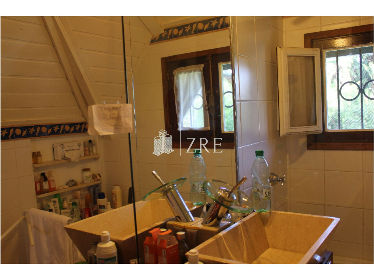 Casa ID.393 - Venta y alquiler Casa en excelente zona, distribuida en dos plantas. 