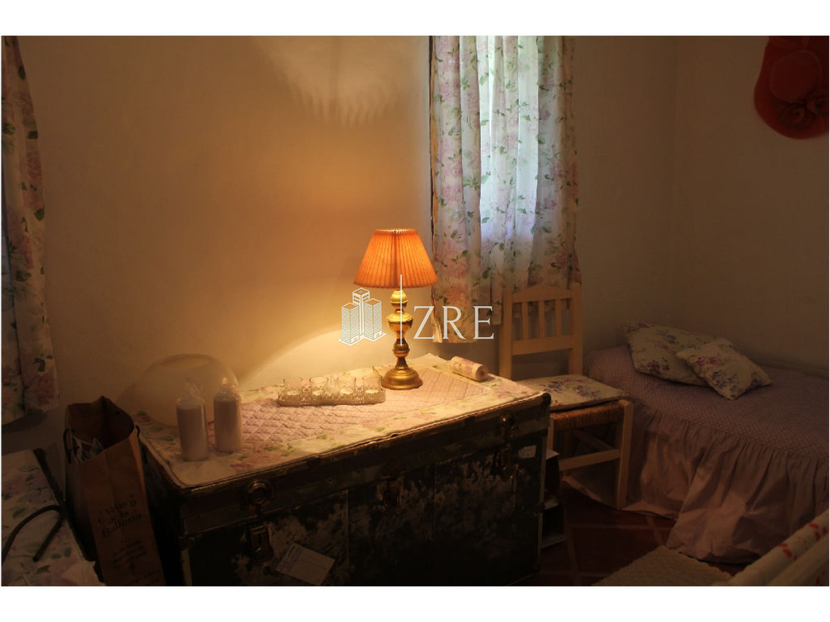 Casa ID.393 - Venta y alquiler Casa en excelente zona, distribuida en dos plantas. 