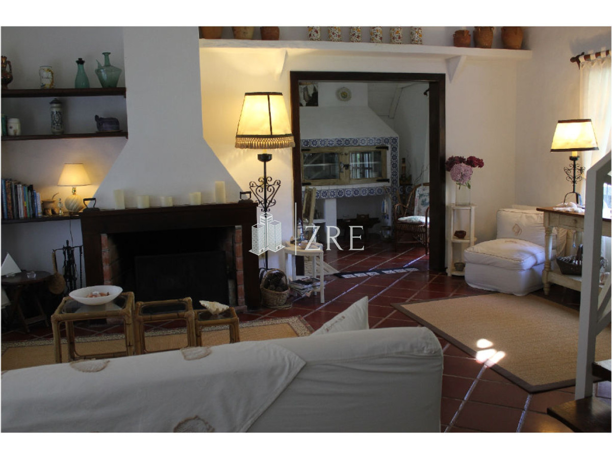 Casa ID.393 - Venta y alquiler Casa en excelente zona, distribuida en dos plantas. 