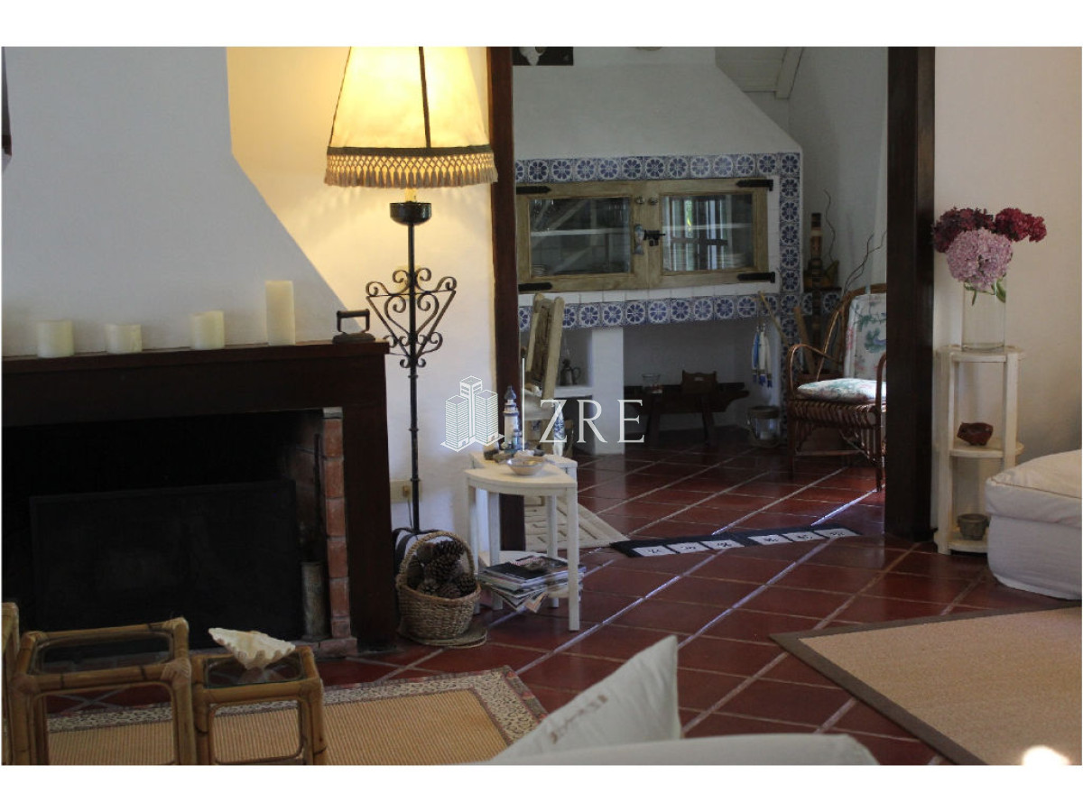 Casa ID.393 - Venta y alquiler Casa en excelente zona, distribuida en dos plantas. 