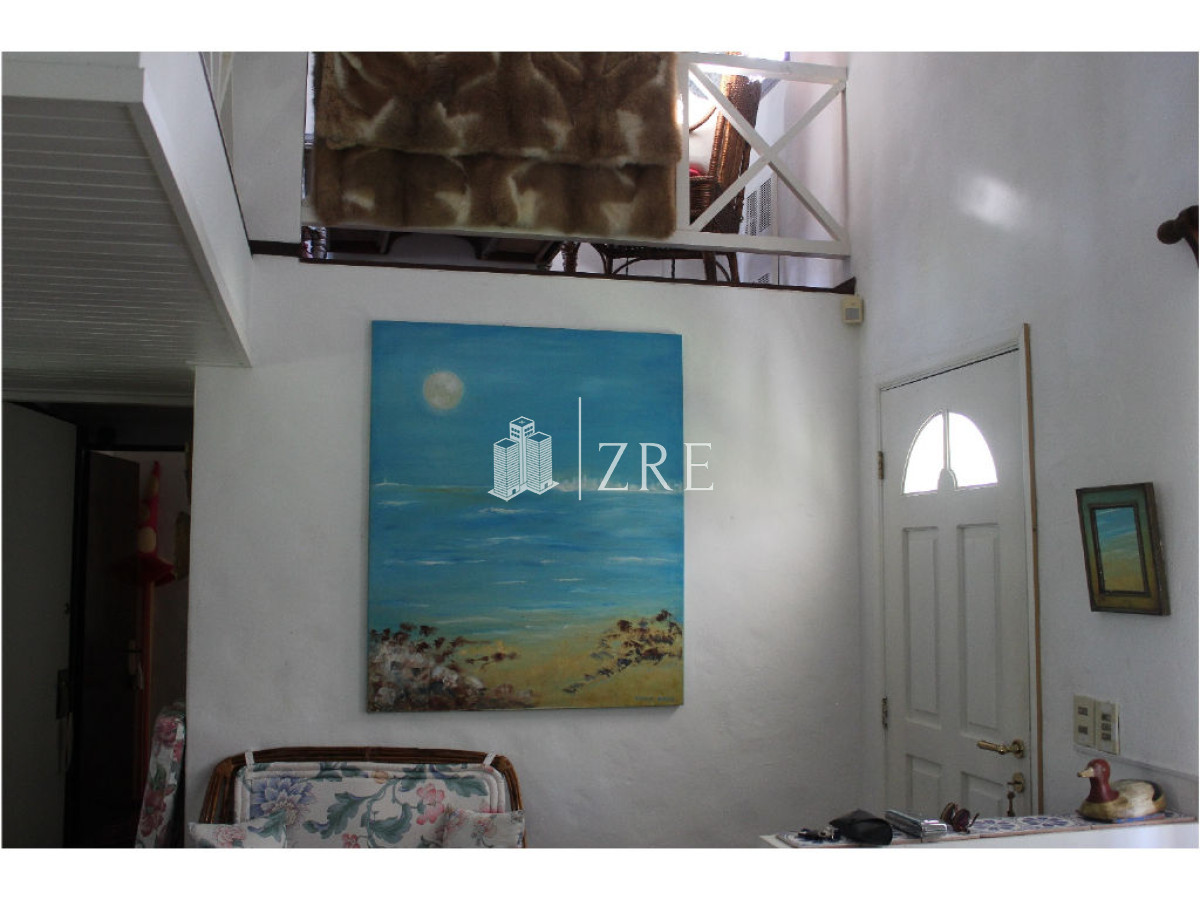 Casa ID.393 - Venta y alquiler Casa en excelente zona, distribuida en dos plantas. 