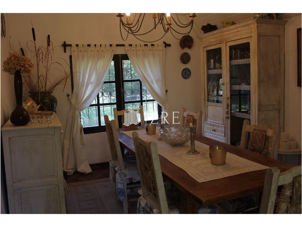 Casa ID.393 - Venta y alquiler Casa en excelente zona, distribuida en dos plantas. 