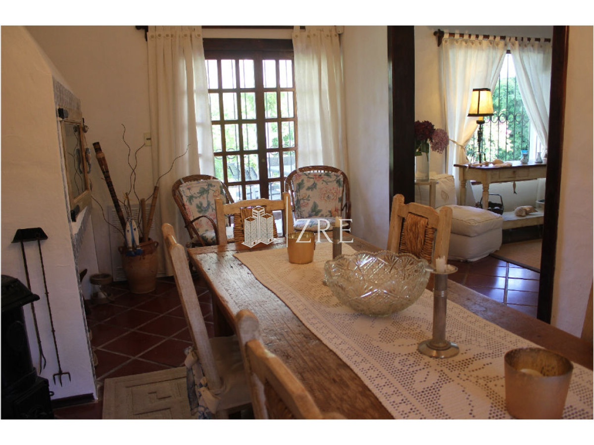 Casa ID.393 - Venta y alquiler Casa en excelente zona, distribuida en dos plantas. 