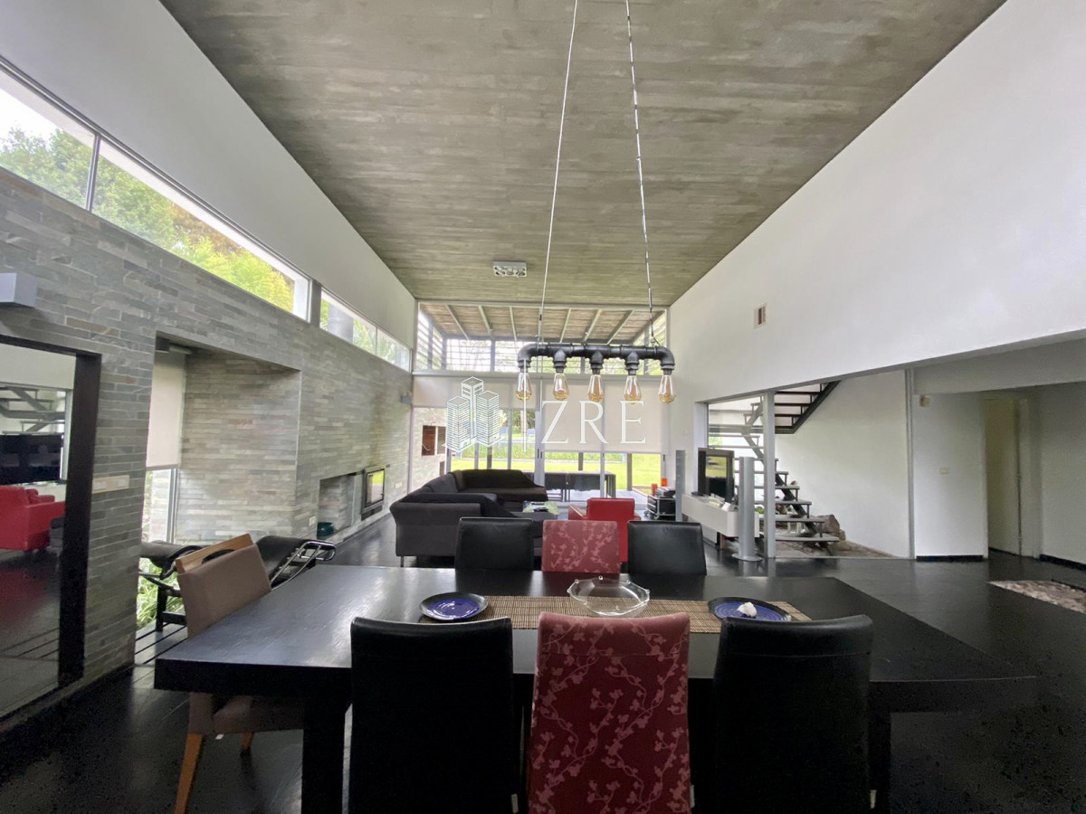 Casa ID.919 - Venta y alquiler casa 5 dormitorios. Playa brava, Punta del Este.