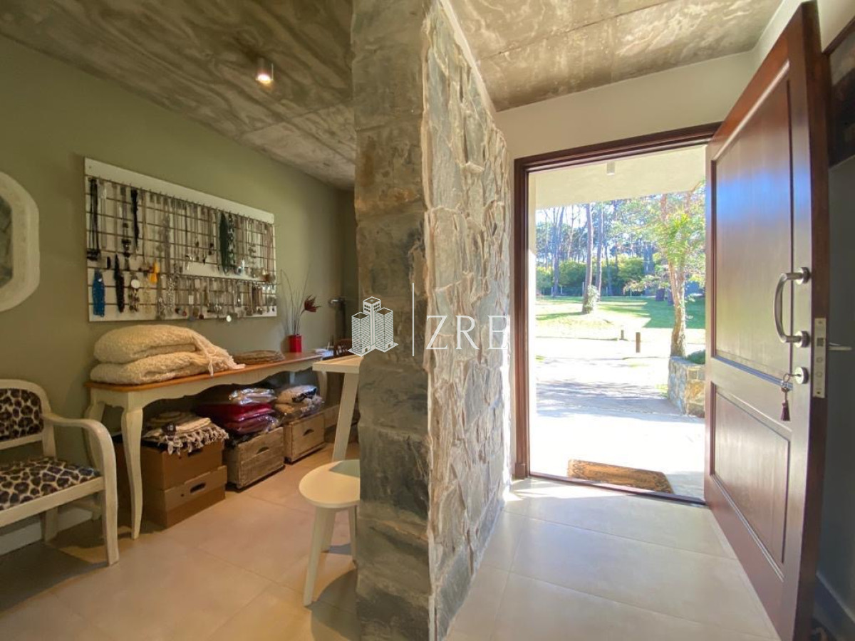 Casa ID.649 - Venta casa cuatro dormitorios. Playa Brava, Punta del este