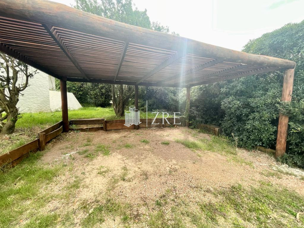 Casa ID.239 - Venta Casa sobre la ruta frente al mar Punta del Este.