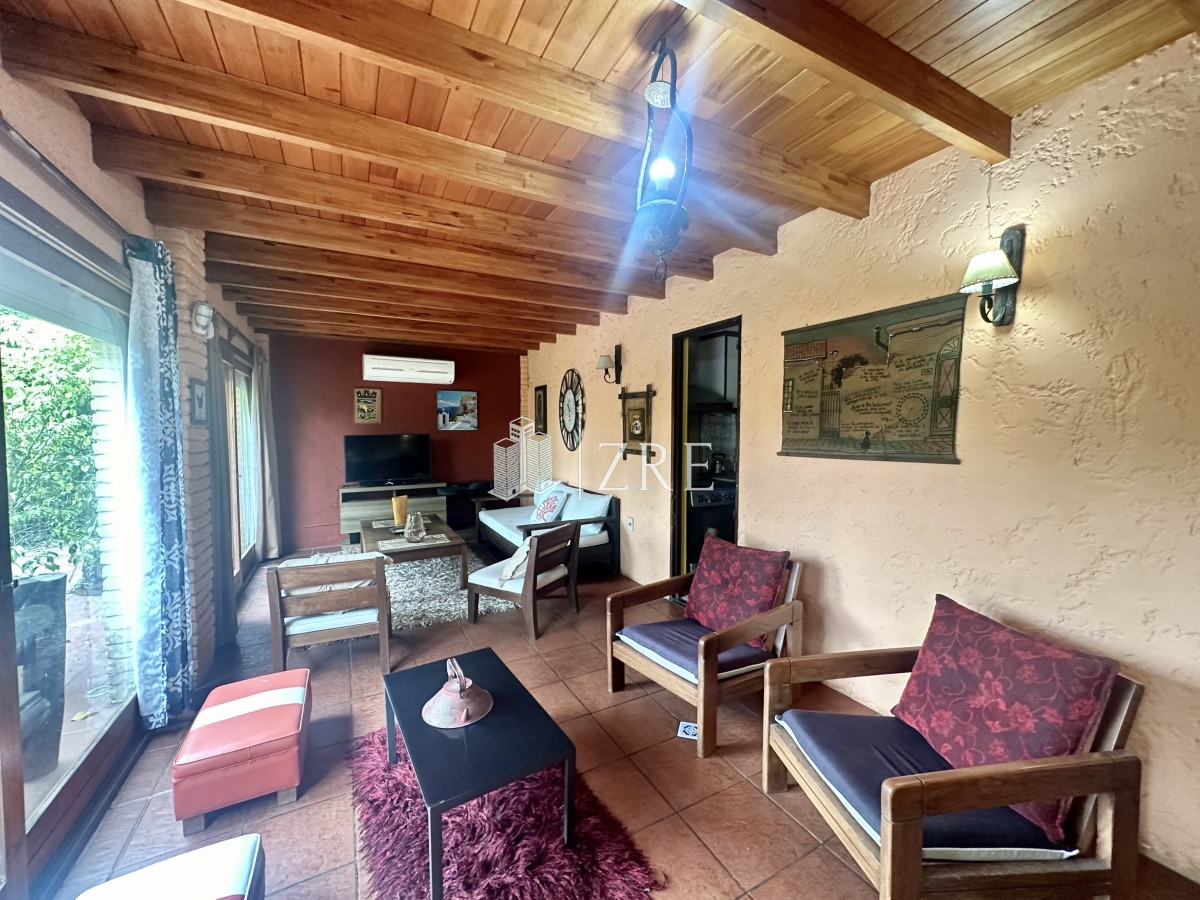 Casa ID.797 - Venta Casa Quincho - 4 Dormitorios + Pileta 