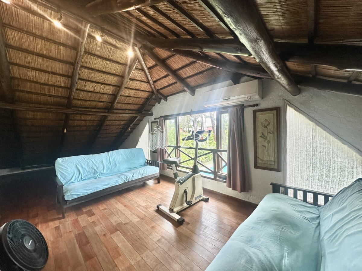 Casa ID.797 - Venta Casa Quincho - 4 Dormitorios + Pileta 