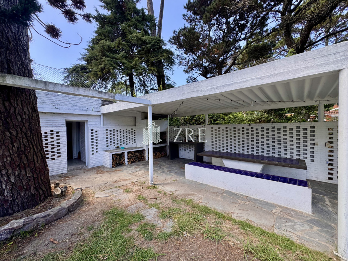 Casa ID.1350 - Venta casa 7 dormitorios, Cantegril, Punta del Este