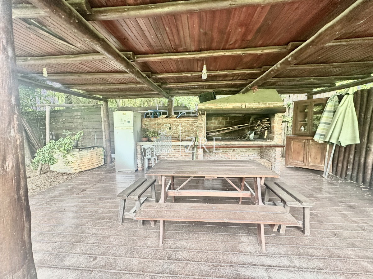 Casa ID.797 - Venta Casa Quincho - 4 Dormitorios + Pileta 