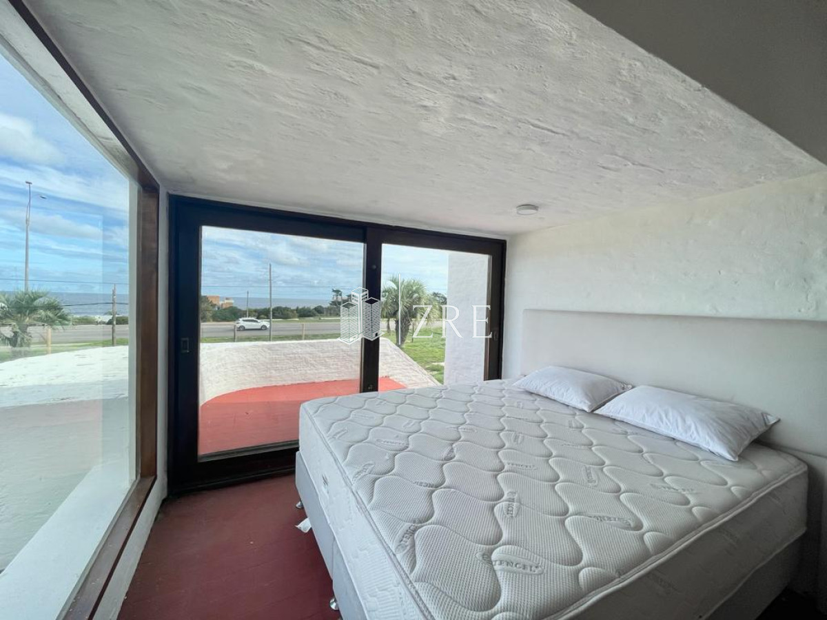Casa ID.239 - Venta Casa sobre la ruta frente al mar Punta del Este.