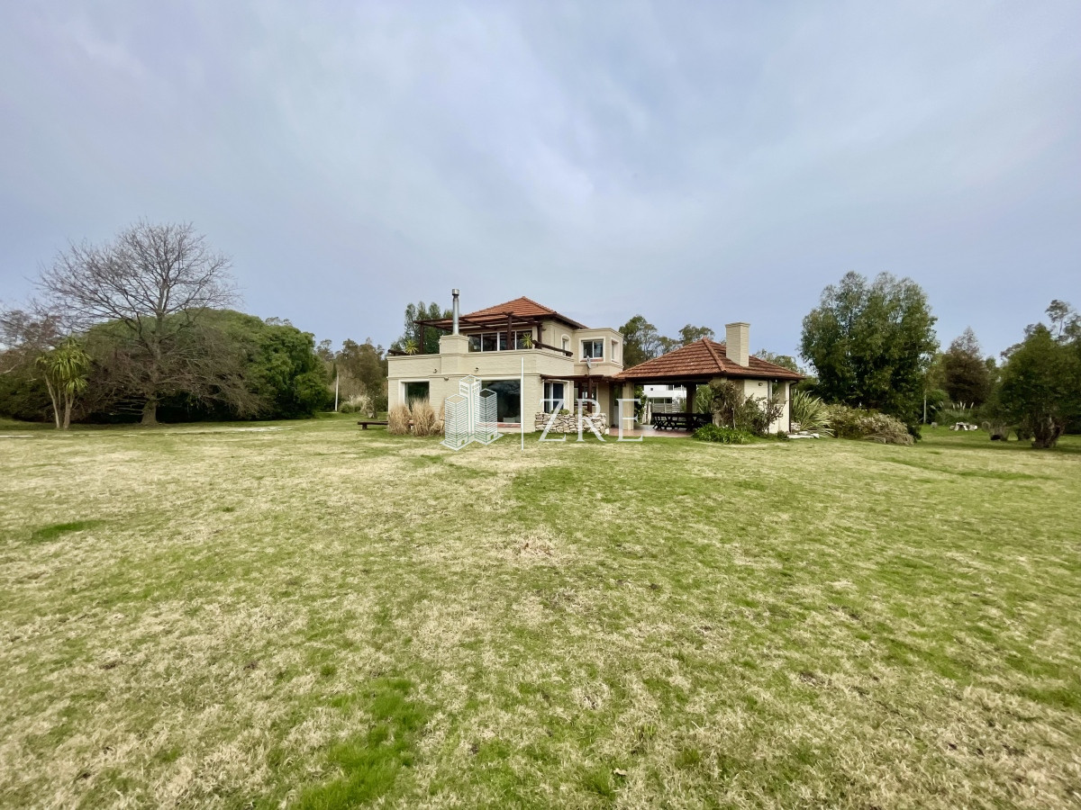Casa ID.203 - Venta casa - 4 dormitorios. Piriapolis - Bella Vista 