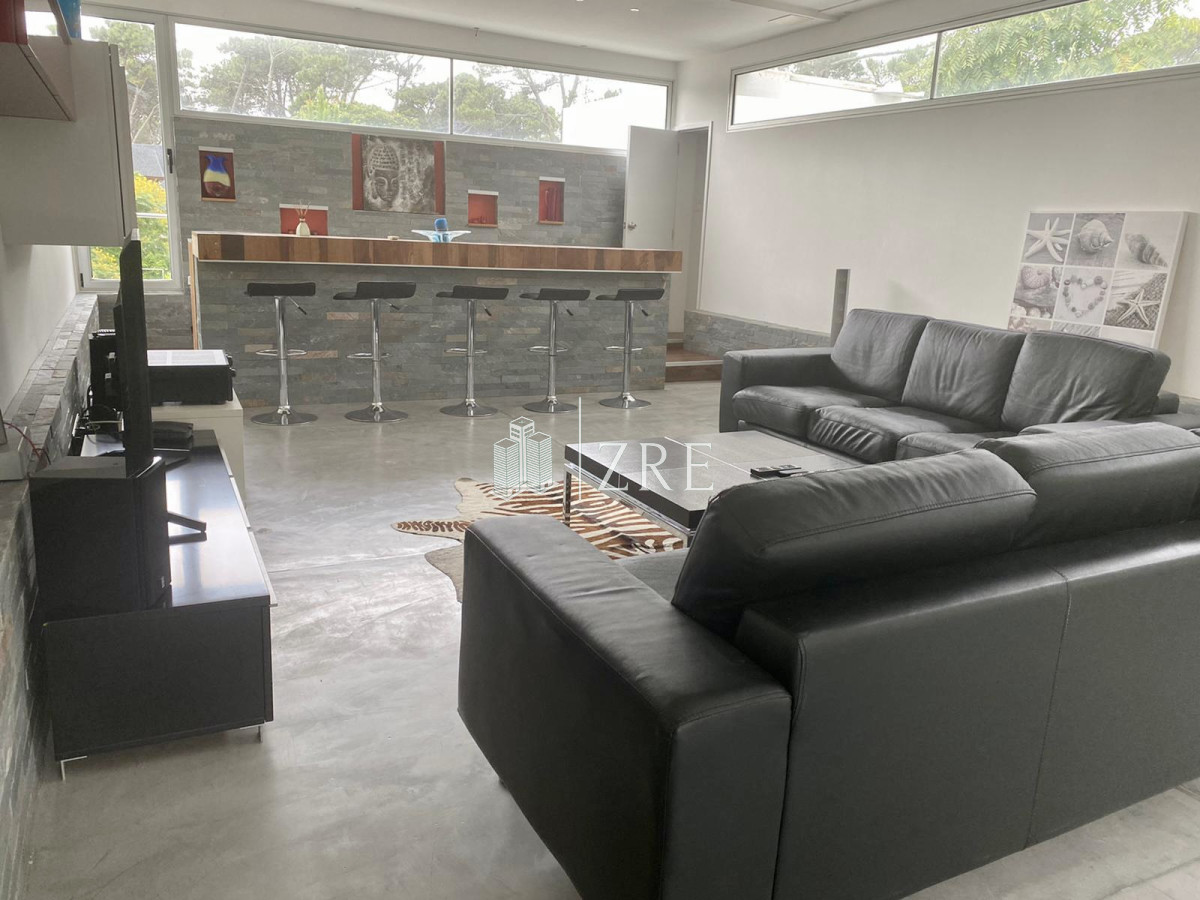 Casa ID.919 - Venta y alquiler casa 5 dormitorios. Playa brava, Punta del Este.