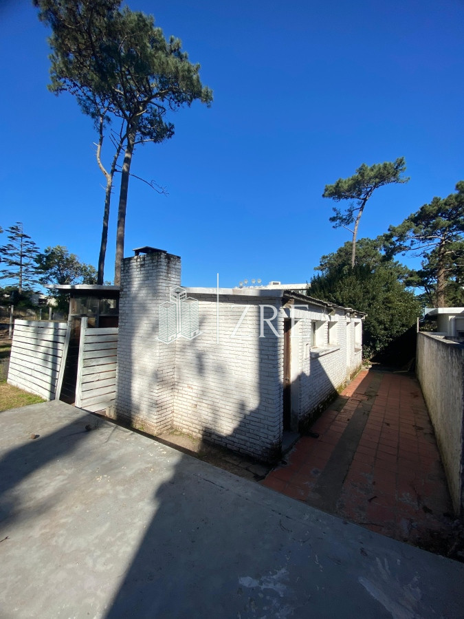 Terreno ID.742 - Venta terreno Punta del Este con casa para reciclar