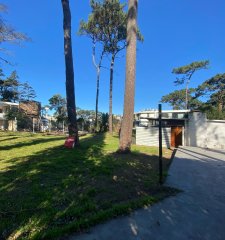 Venta terreno Punta del Este con casa para reciclar