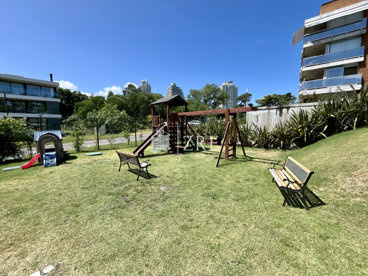 Apartamento ID.661 - Venta apartamento 3 dormitorios. Playa mansa, Punta del Este. 