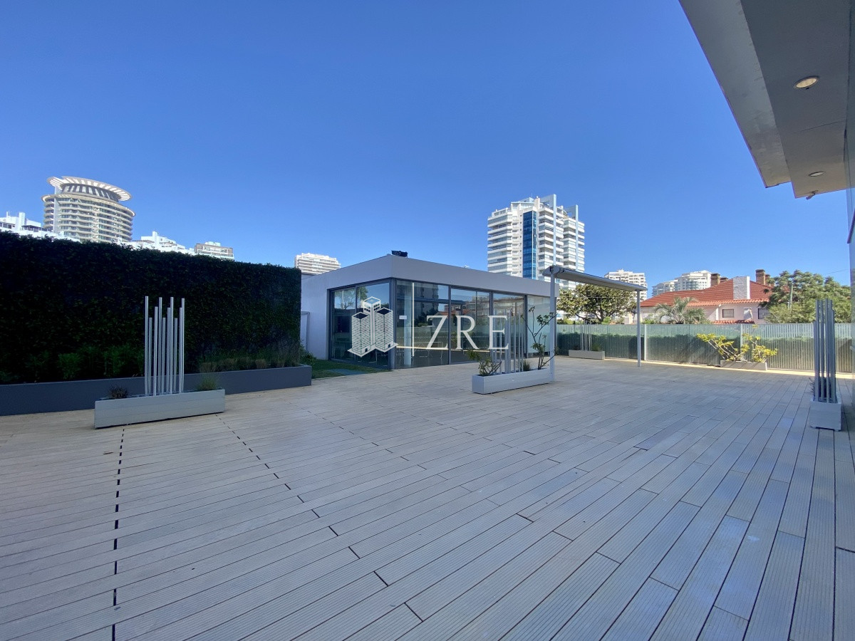 Apartamento ID.224 - Venta apartamento. 3 Dormitorios. Playa mansa, Punta del Este.